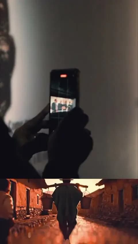 El público filma la proyección en la sala