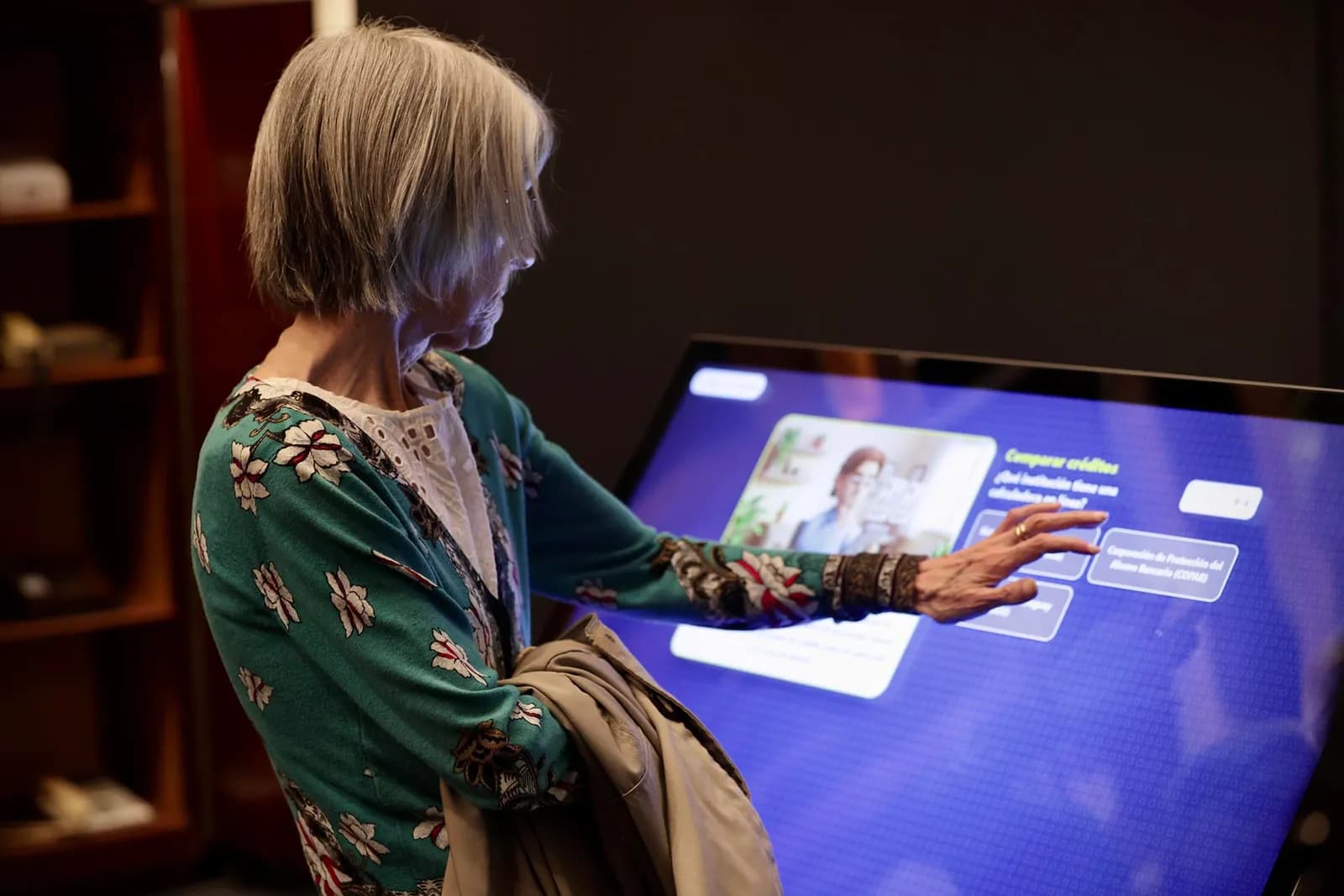 Una visitante elige una respuesta en la pantalla táctil