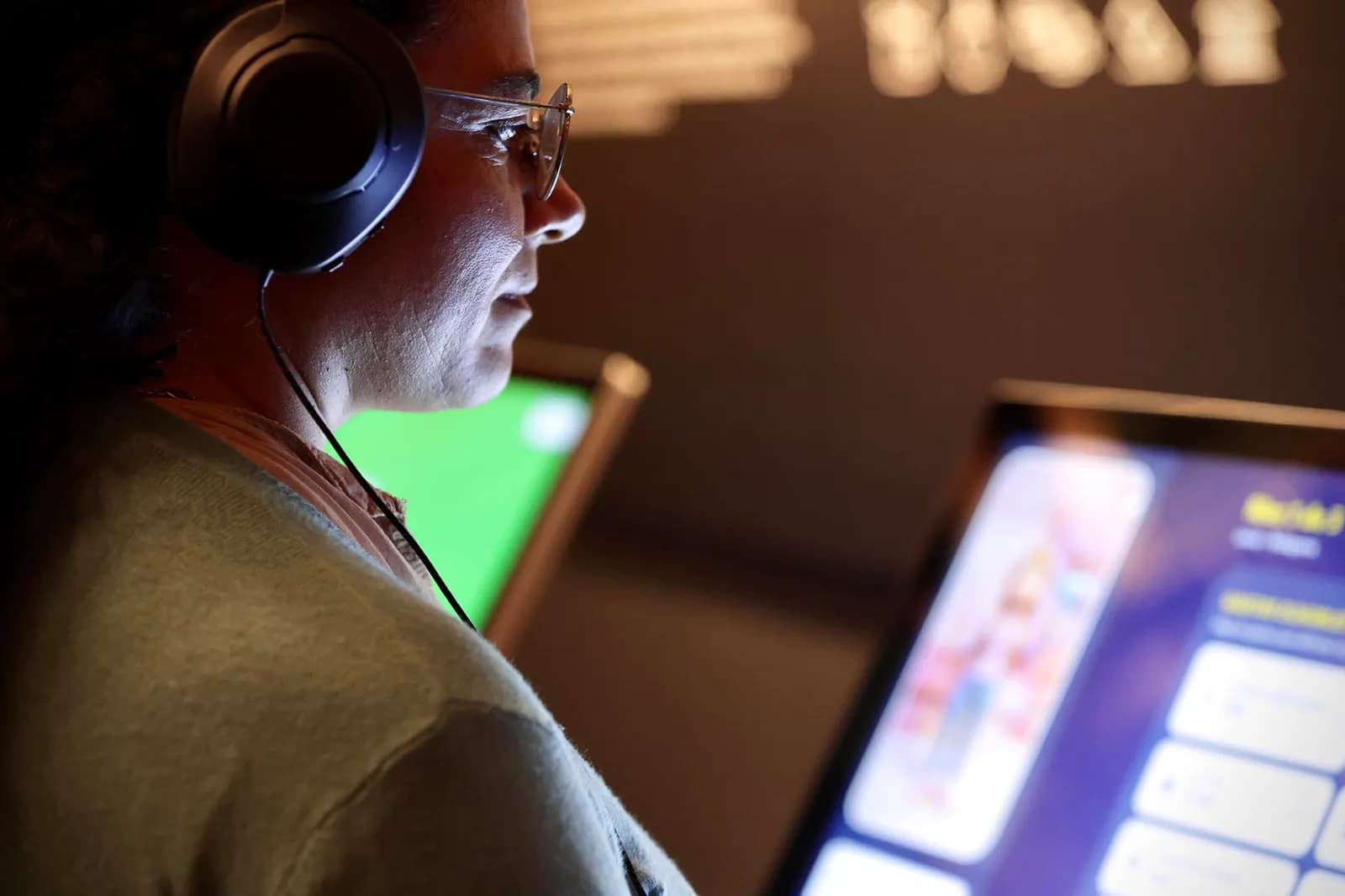 Una visitante juega con auriculares